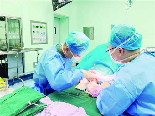 济南市第五人民医院肾内科开展手术 记者 于娜 通讯员 王莹 摄